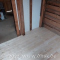 Der Fußboden im hinteren Raum der Hütte ist fertig verlegt