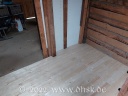 Der Fußboden im hinteren Raum der Hütte ist fertig verlegt