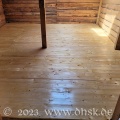 Der Fußboden im hinteren Raum der Hütte ist fertig geölt