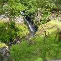 Ein Wasserfall am Kylemore Lake