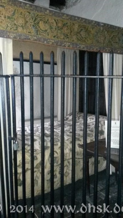 Bett hinter Gittern