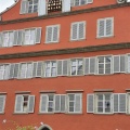 Haus mit Fensterläden und Glocken