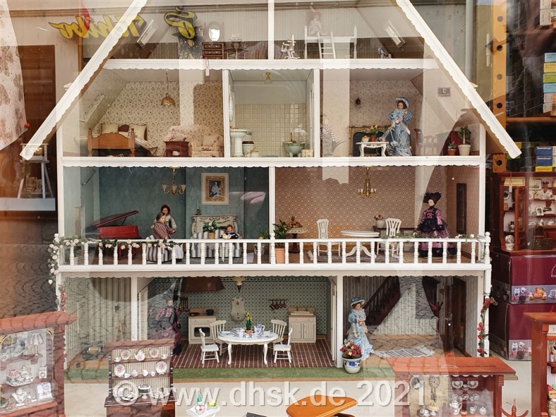 Puppenhaus in einem Schaufenster