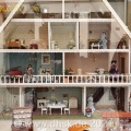 Puppenhaus in einem Schaufenster