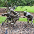 Skulptur spielender Jungs