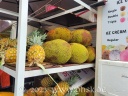Durians neben den Ananas