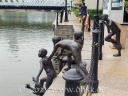 Statue von Jungs, die zum Baden in den Singapore River springen