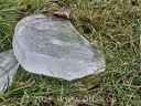 Die Eisschicht von der Regentonne auf dem Gras, gut 5 cm dick